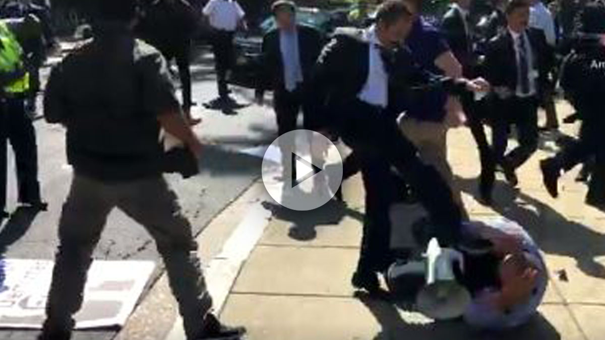 Un guardaespaldas propina patadas a un opositor turco en Washington.