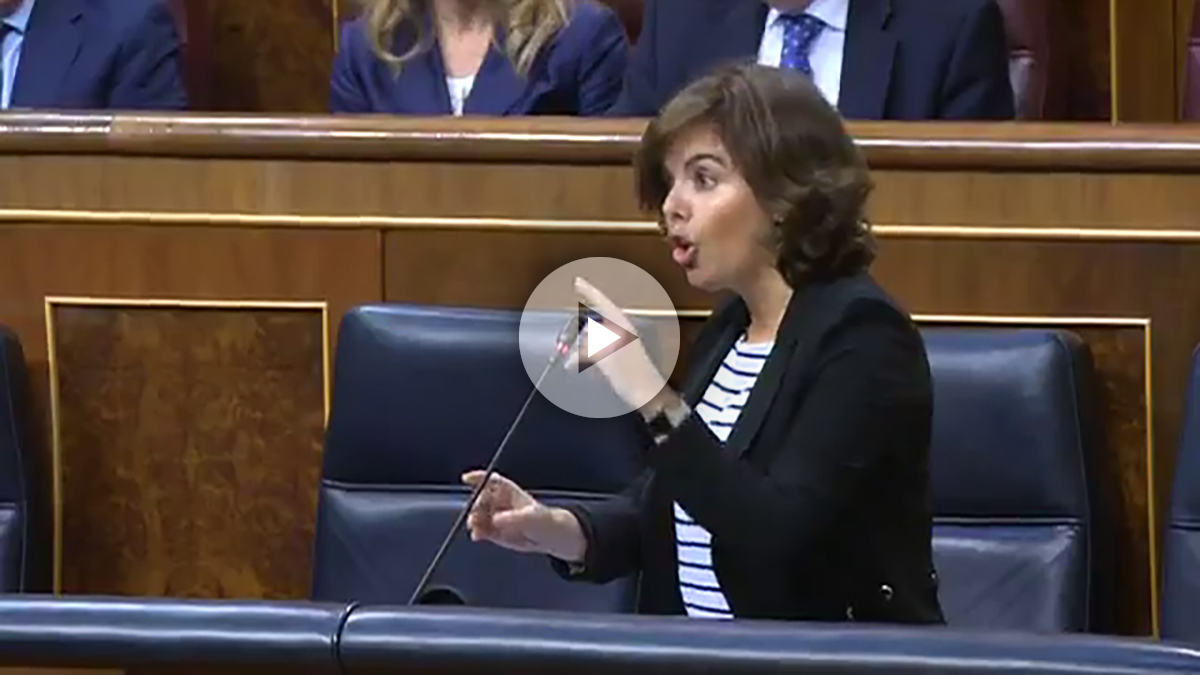 La vicepresidenta del Gobierno, Soraya Sáenz de Santamaría, le recuerda a Podemos la escasa participación de sus bases en su moción de censura contra Rajoy (Foto: Congreso)