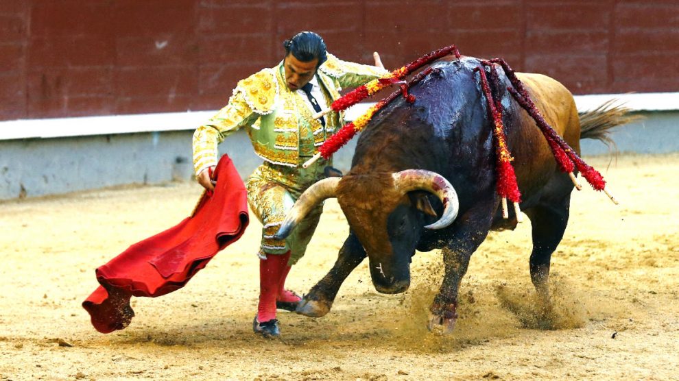 David Mora durante la faena a su segundo toro (Foto: Efe).