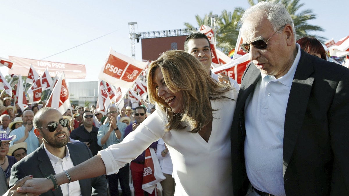 La presidenta andaluza y candidata a las primarias socialistas, Susana Díaz, y Alfonso Guerra, durante el acto en Sevilla (Foto:EFE)