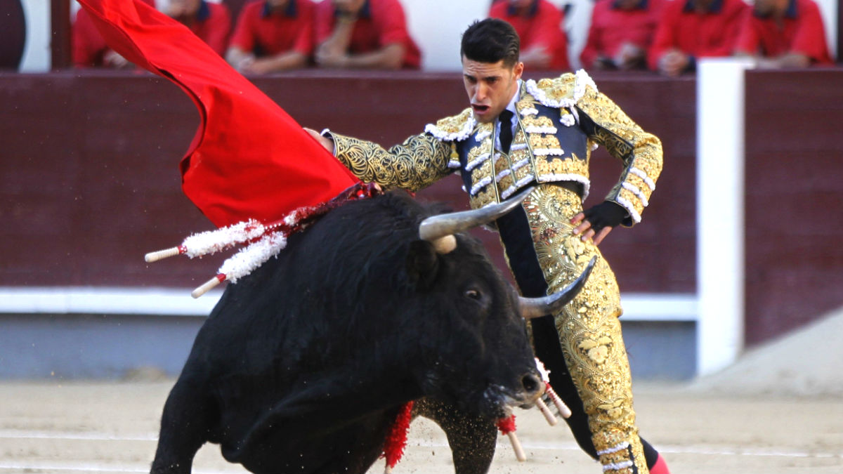 Alejandro Talavante durante la faena a uno de sus toros (Foto: Efe).
