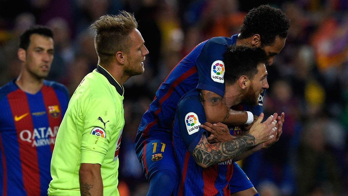 Leo Messi y Neymar celebran el gol del argentino desde el punto de penalti. (AFP)
