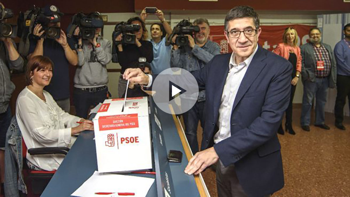 El candidato a secretario general del PSOE Patxi López vota en las primarias socialistas en Portugalete (Bizkaia). (Foto: Efe)