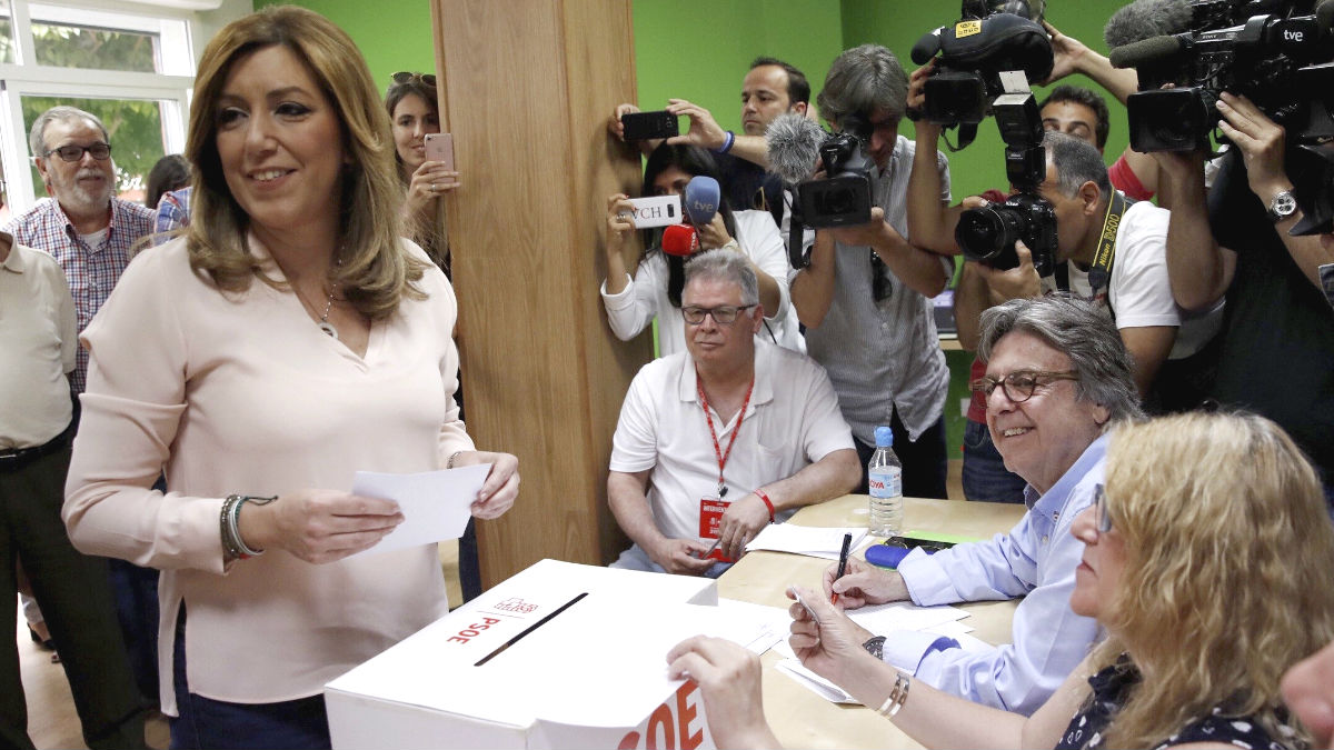 La presidenta andaluza y la candidata a la Secretaría General del PSOE, Susana Díaz, deposita su voto en la Agrupación Local Triana-Los Remedios, de Sevilla (Foto: Efe)
