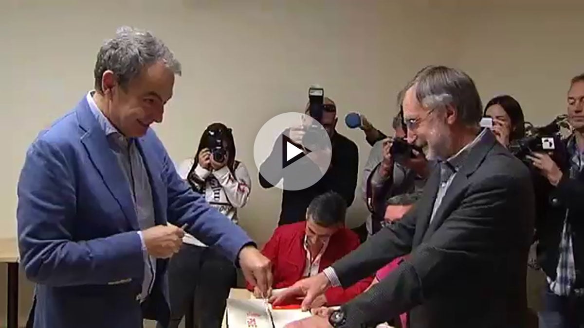El expresidente del Gobierno deposita su voto en la sede leonesa del PSOE.