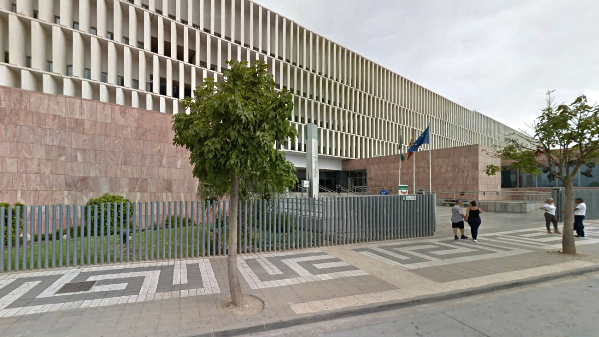 Acusan a un padre de violar a su hija | Fachada de la Audiencia Provincial de Málaga.