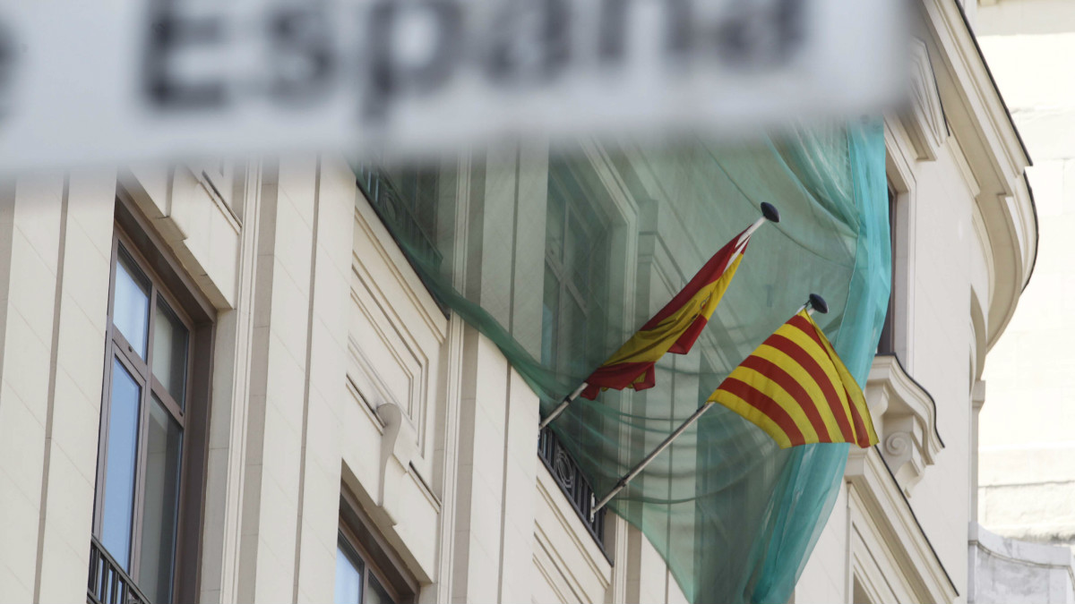 La bandera española «secuestrada» en la fachada de la Fundación Blanquerna en MAdrid. Foto: Chema Barroso