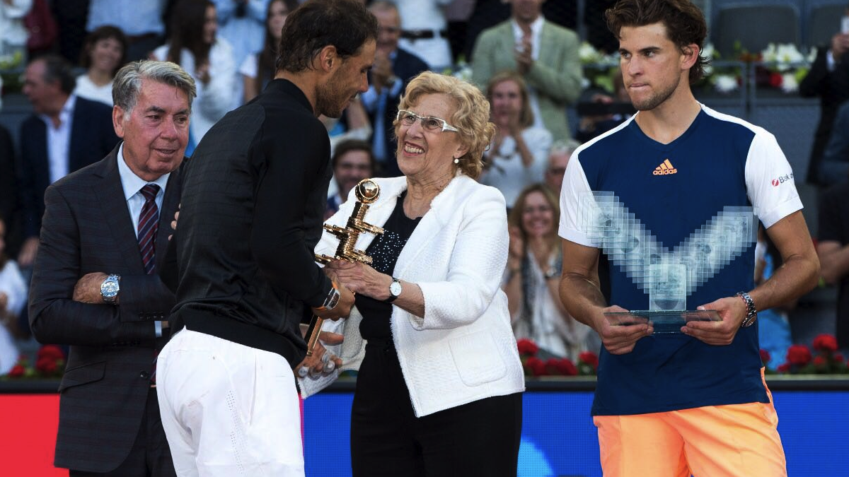 La alcaldesa entregando el trofeo del Open de tenis de 2017. (Foto: Madrid)
