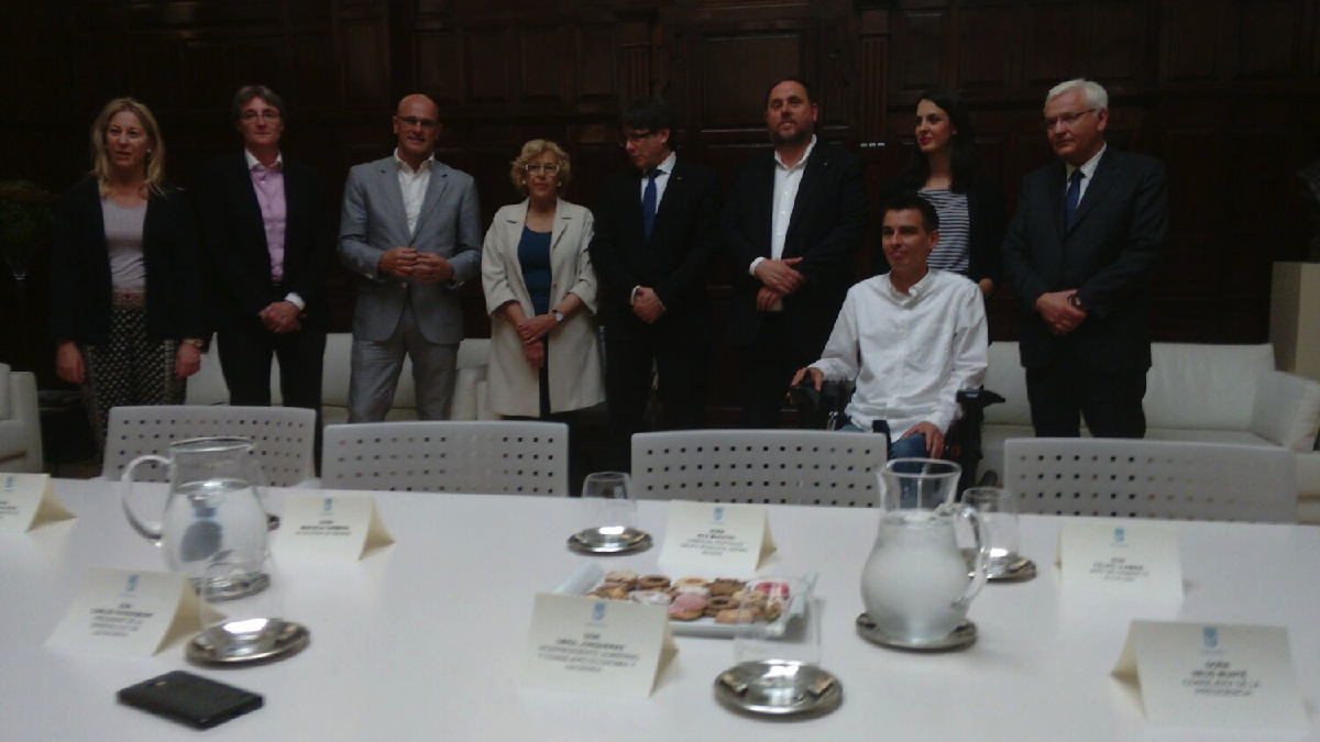 Mesa del Ayuntamiento donde será el encuentro. (Foto. OKDIARIO)