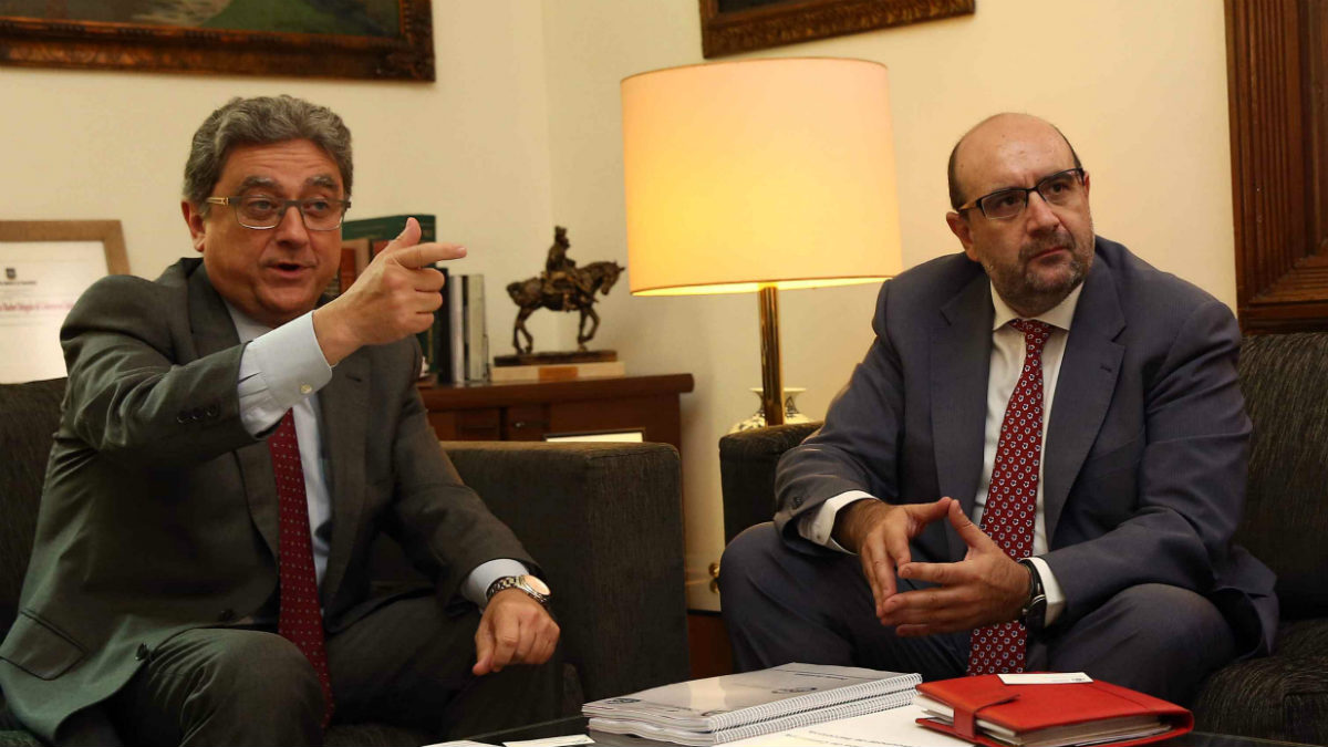 El delegado del Gobierno en Cataluña, Enric Millo, y el presidente de CSIF, Miguel Borra. (EFE)