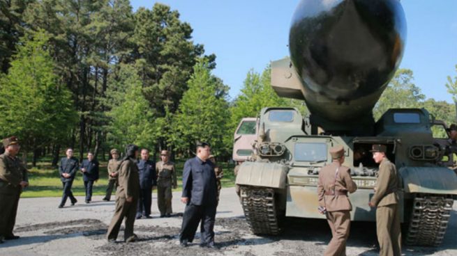 El líder de Corea del Norte, Kim Jong-un, junto al nuevo misil antes de efectuar la prueba de lanzamiento. Foto: Rodong