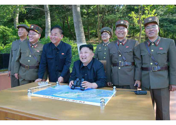 Kim Jong-un junto a oficiales de su ejército posan sonrientes para la cámara durante el ensayo de lanzamiento del nuevo misil de Corea del Norte.