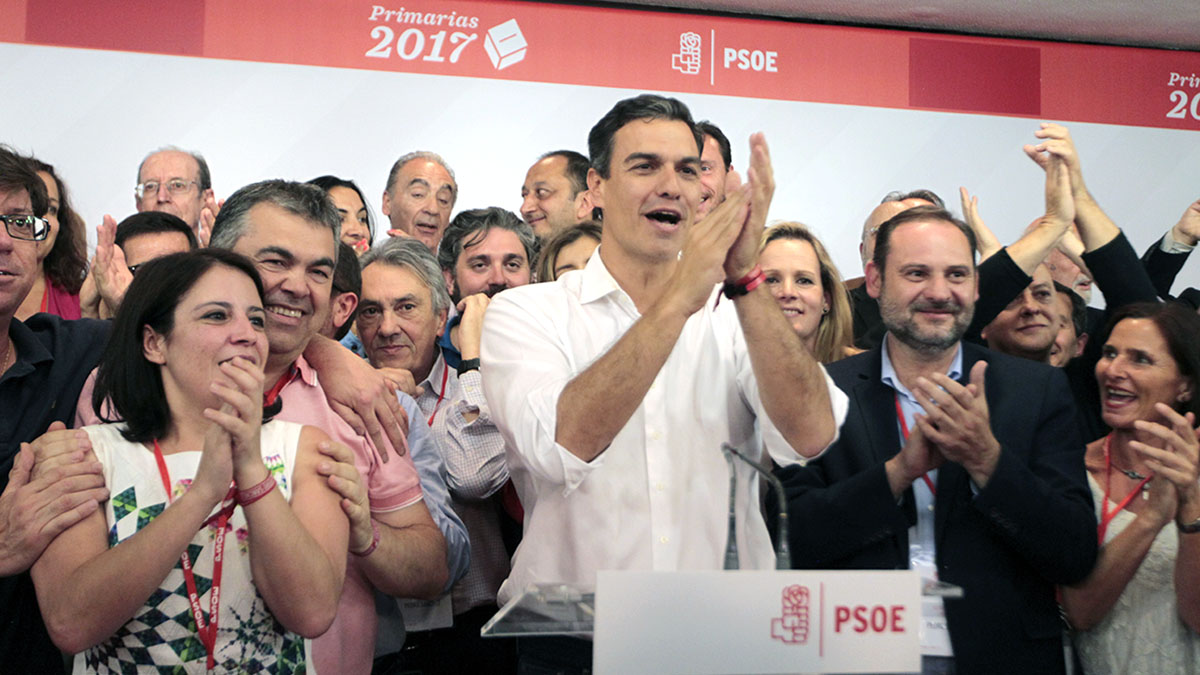 Pedro Sánchez celebra junto a sus seguidores su triunfo en las primarias del PSOE. (Foto: Francisco Toledo)