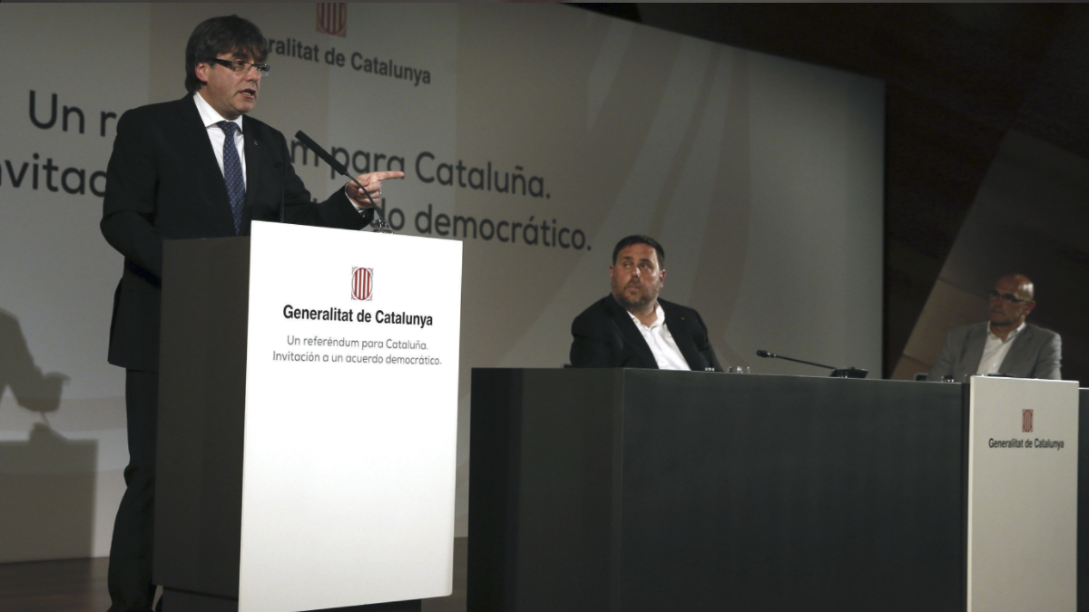 Puigdemont junto al vicepresidente, Oriol Junqueras, y el consejero de Asuntos Exteriores, Relaciones Institucionales y Transparencia, Raúl Romeva. (Foto:EFE)