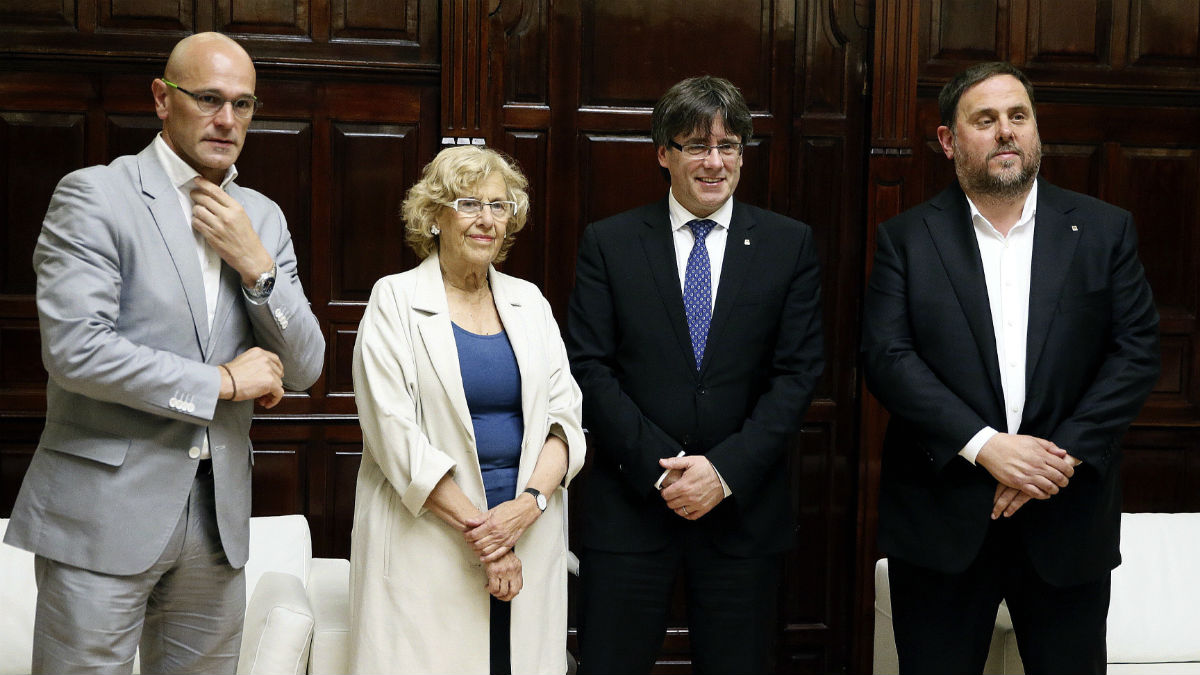 Raül Romeva, Manuela Carmena, Carles Puigdemont y Oriol Junqueras, en el Ayuntamiento de Madrid. (Foto: EFE)