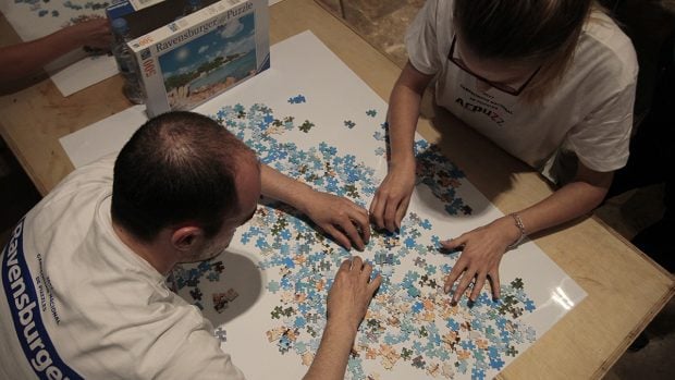 Pareja en plena competición montando su puzzle. PACO TOLEDO