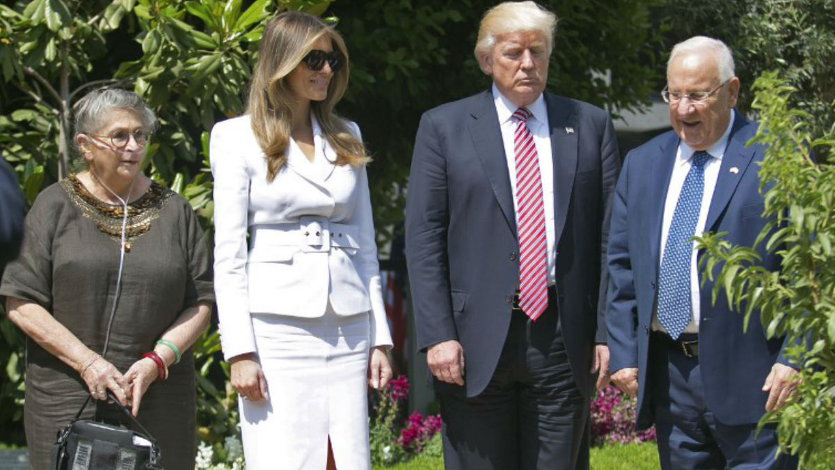 Donald Trump acompañado de Melania, su esposa, y el presidente de Israel Reuven Rivlin, y la mujer de éste. Foto: AFP
