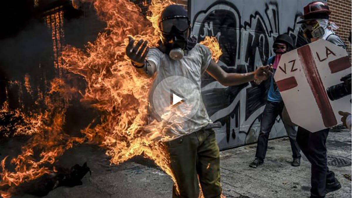 Un manifestante anti Maduro sale ardiendo tras una carga policial en Caracas. (AFP)