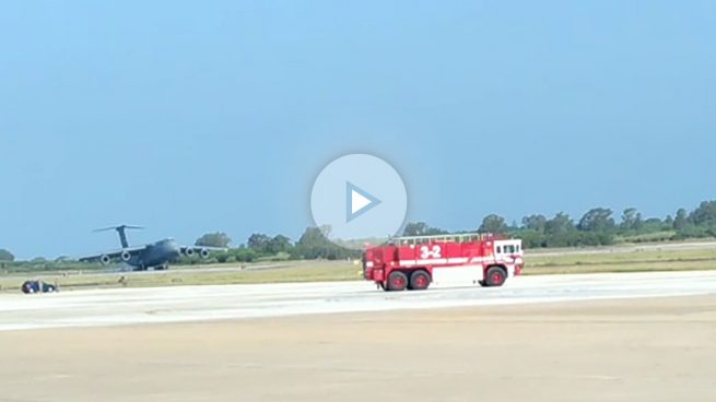 Impresionante aterrizaje de emergencia de un C-5 Galaxy sin el tren delantero en la base de Rota