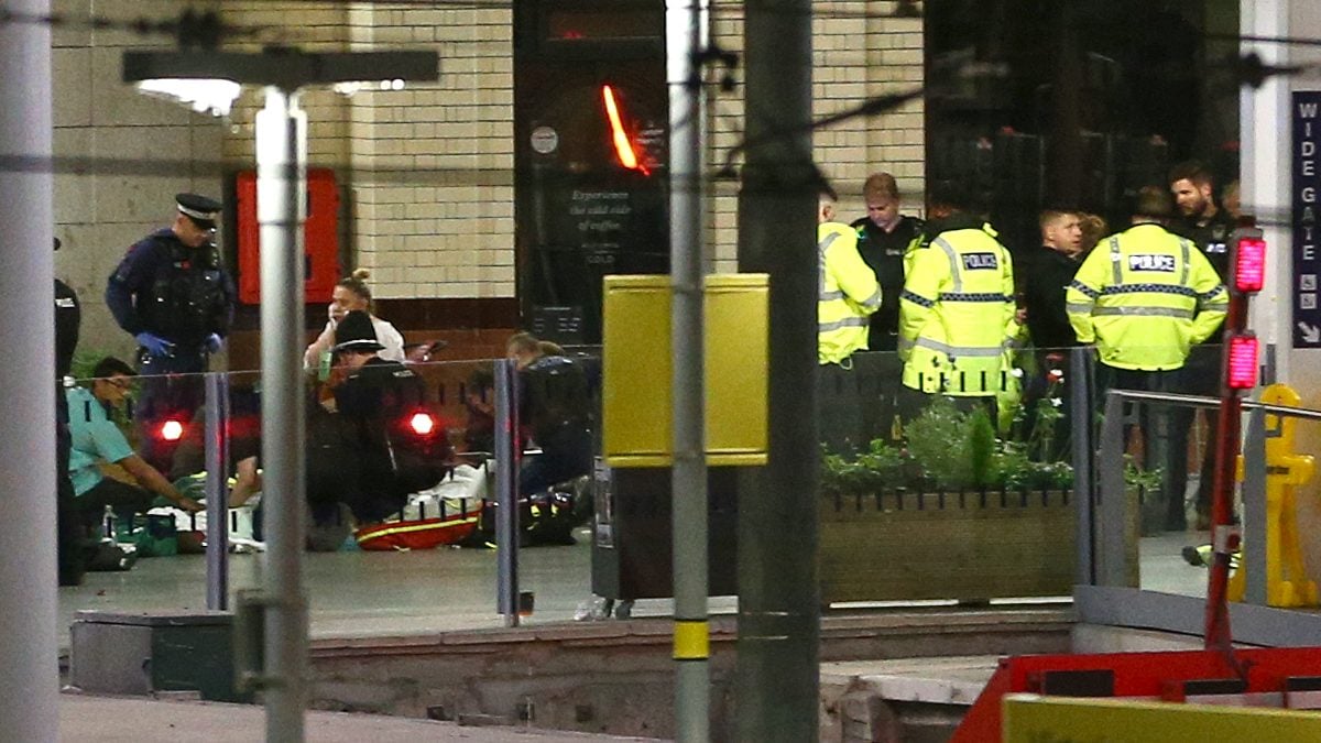 La Policía atiende a varios heridos en el Manchester Arena. GETTY