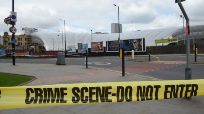Exterior del Manchester Arena acordonado tras el atentado suicida que acabó con la vida de al menos 22 personas. Foto: AFP