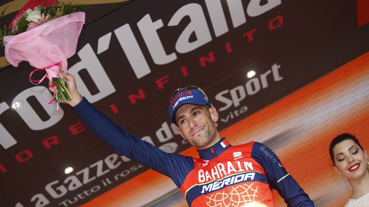 Nibali celebra su victoria en el podio. (AFP)