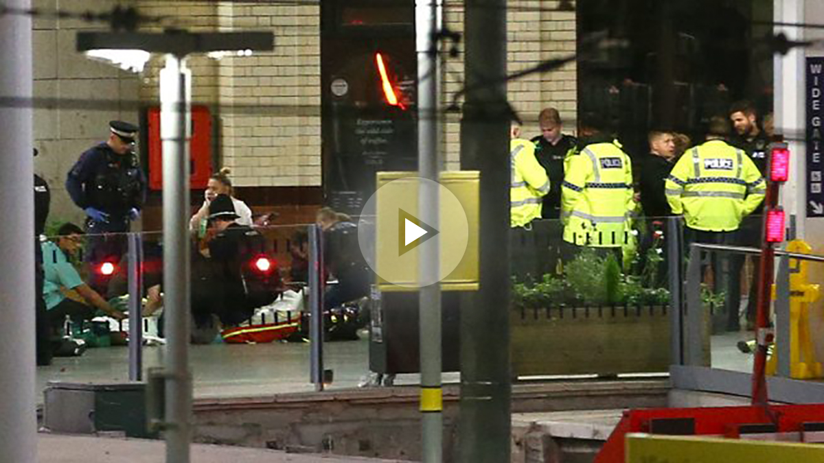 La Policía atiende a varios heridos en el Manchester Arena. GETTY