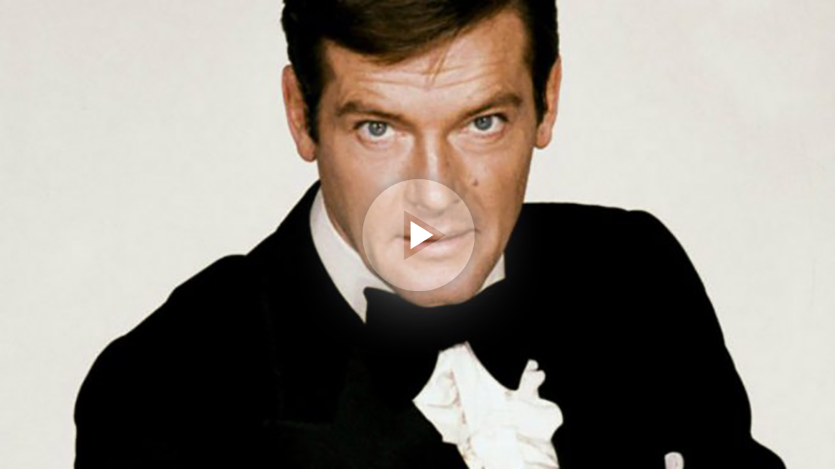 Roger Moore interpretando a James Bond.