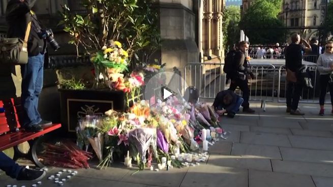 Manchester rinde homenaje a los fallecidos en una vigilia con miles de personas