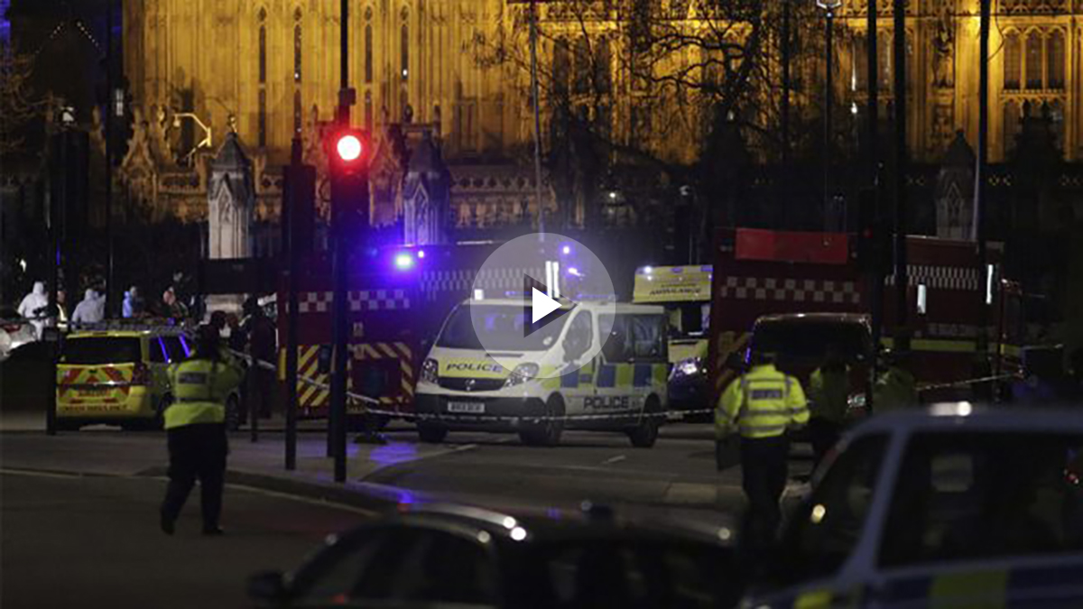 Policía en torno a la abadía de Westminster en Londres (Foto: AFP)