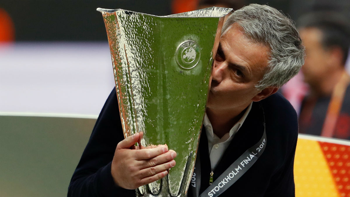 José Mourinho besa el trofeo de la Europa League. (AFP)