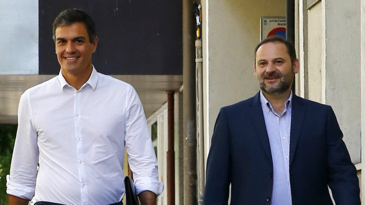 Pedro Sánchez y José Luis Ábalos, a su llegada a la sede del PSOE, en la calle Ferraz de Madrid. (EFE)