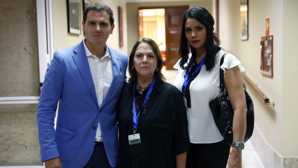 Albert Rivera con Mitzy Capriles (d), esposa del alcalde de Caracas, Antonio Ledezma, en arresto domiciliario desde hace dos años, y su hija Antonietta (d) (Foto:EFE)