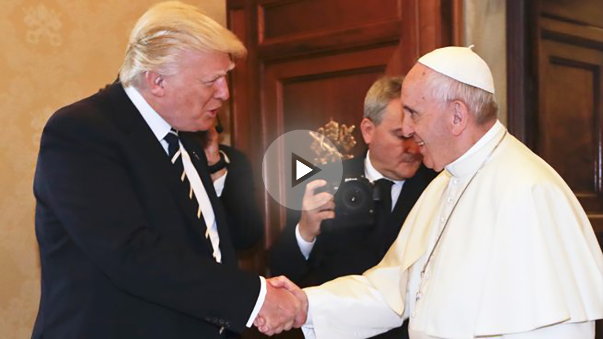 Donald Trump y el Papa se saludan en el Vaticano. (Foto: AFP)