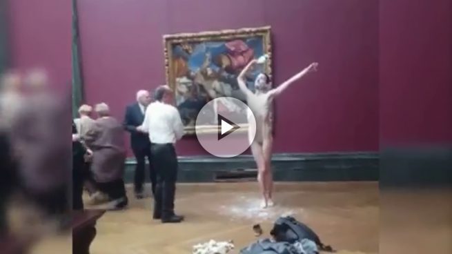 Adrián Pino desnudo y vertiendo leche sobre su cuerpo en la National Gallery de Londres.
