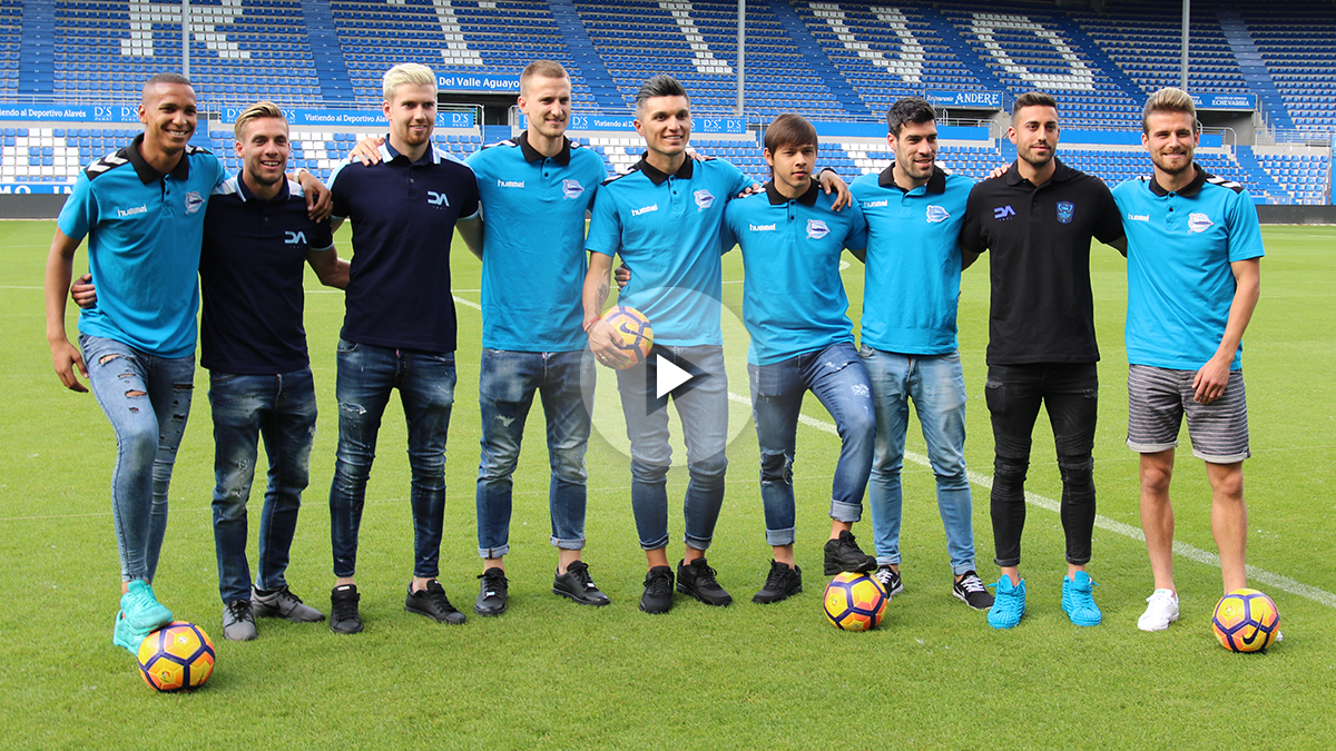 Parte de la plantilla del Alavés posa en Mendizorroza. (Juanma Yela)