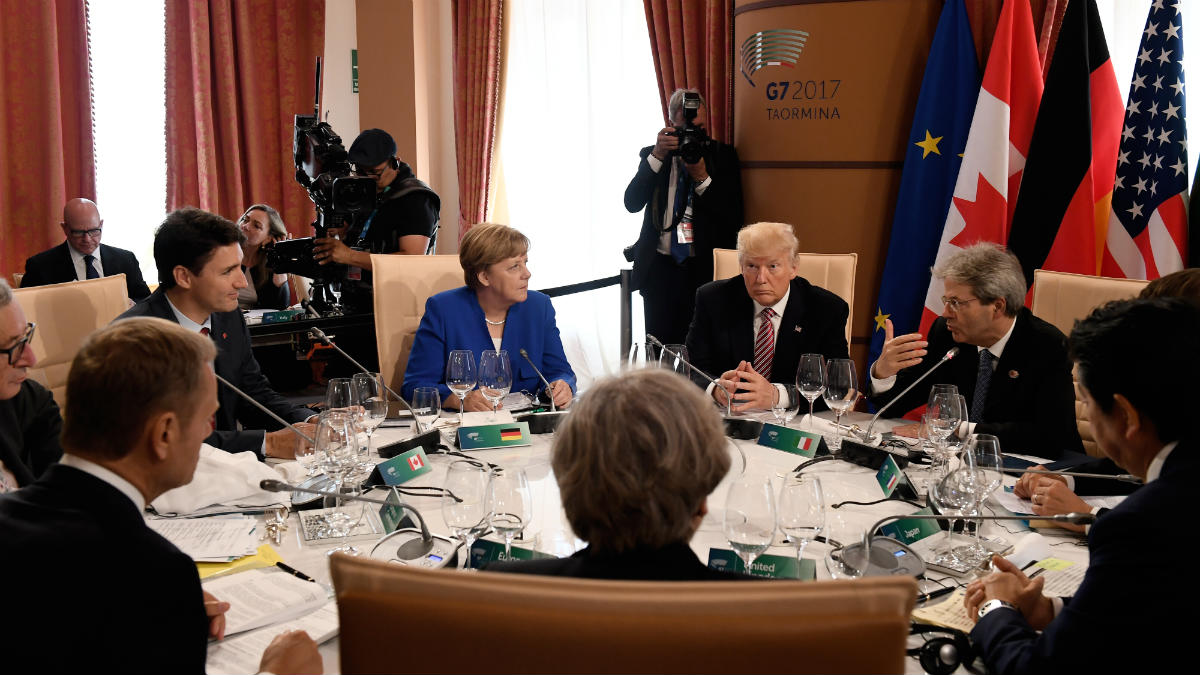 Trump, Merkel, Gentiloni, Abe y el resto de líderes del G7 en la mesa de la cumbre de Taormina. (AFP)
