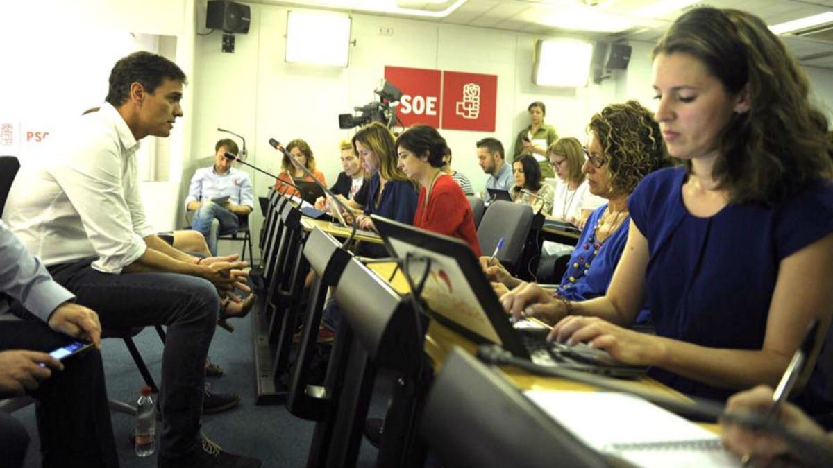 Pedro Sánchez, hablando a la prensa en el Congreso. (FB)