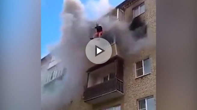 Espectacular rescate de una familia que salta de un quinto piso huyendo de un incendio en Rusia