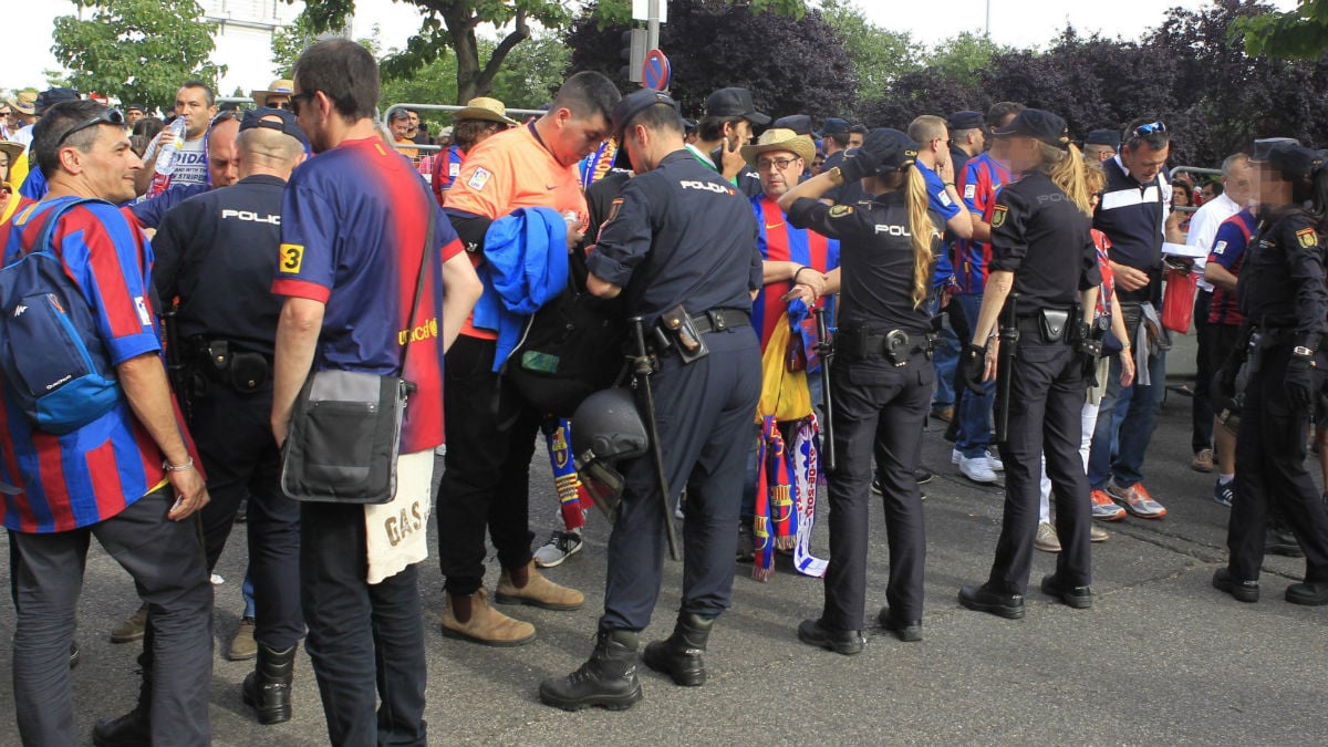 Los aficionados del Barcelona pasan diferentes controles. (EFE)