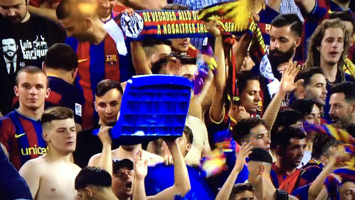 Aficionados del Barcelona arrancan los asientos del Calderón.