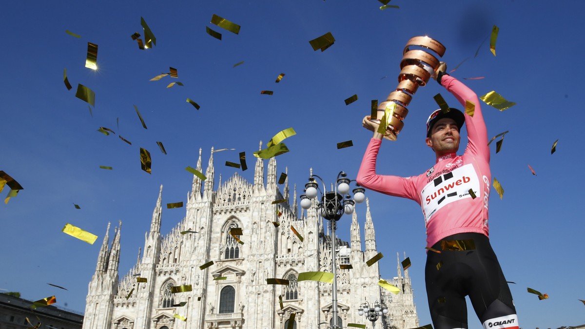 Dumoulin levanta el trofeo de vencedor del Giro. (AFP)