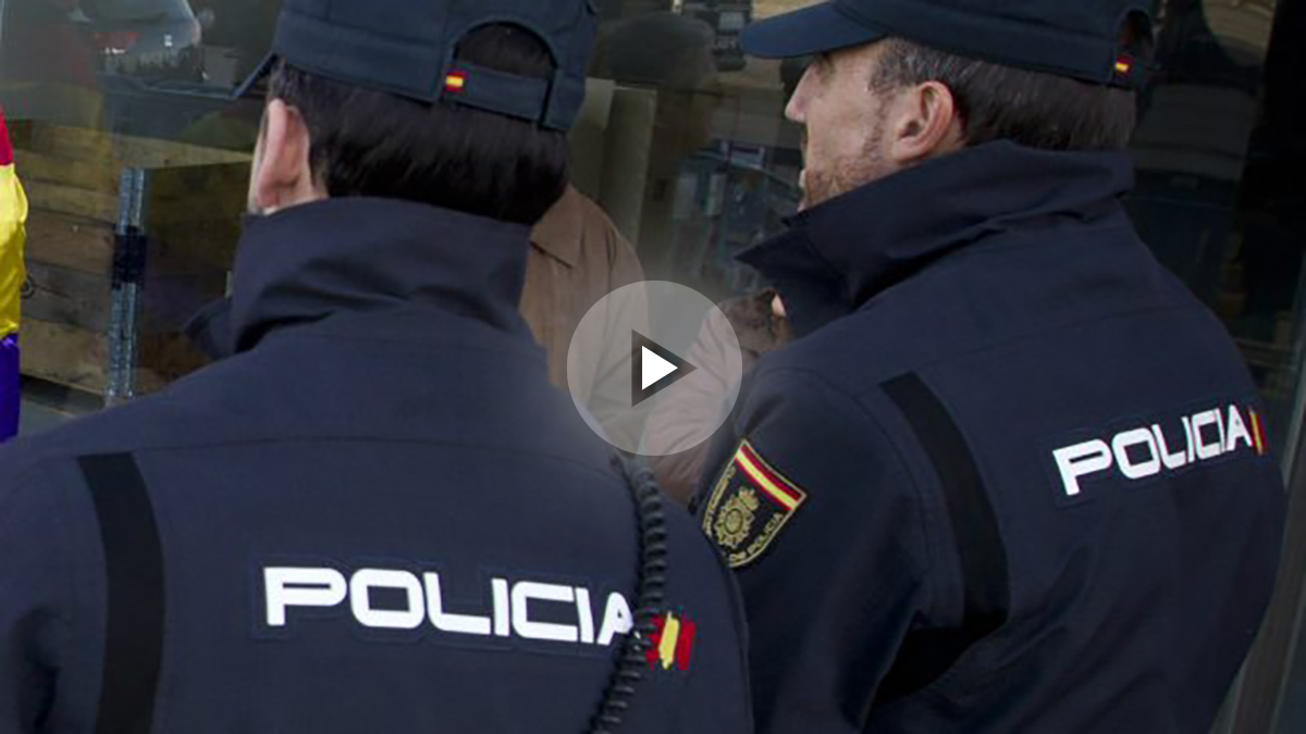 Dos agentes de la Policía Nacional. (AFP)