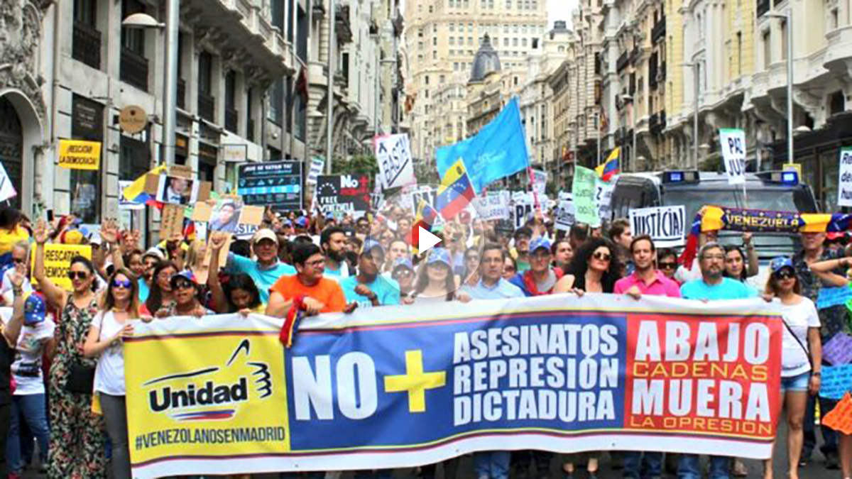 Venezolanos manifestándose este domingo en Madrid.