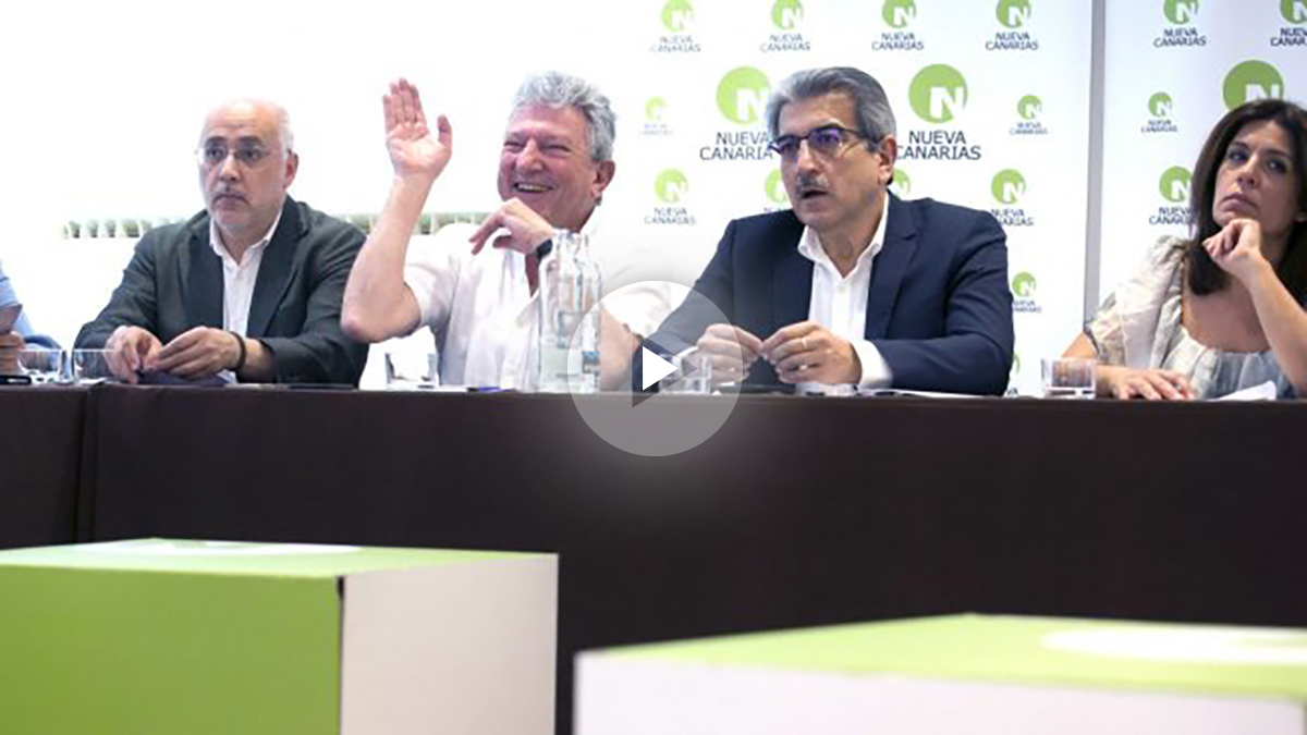 Los dirigentes de Nueva Canarias en la rueda de prensa (Foto: Efe).