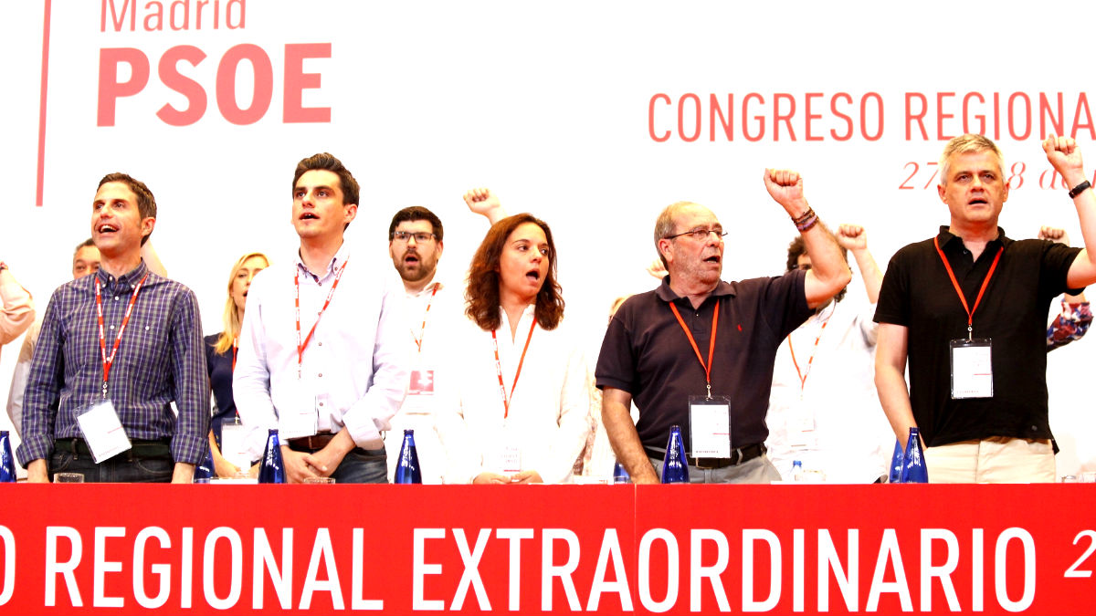 Sara Hernández y otros miembros del PSOE-M en el Congreso (Foto: Efe).