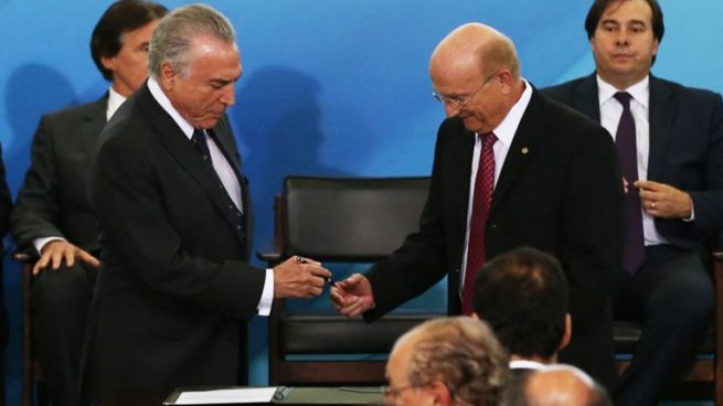El investigado presidente Temer cesa en Brasil a su ministro de Justicia
