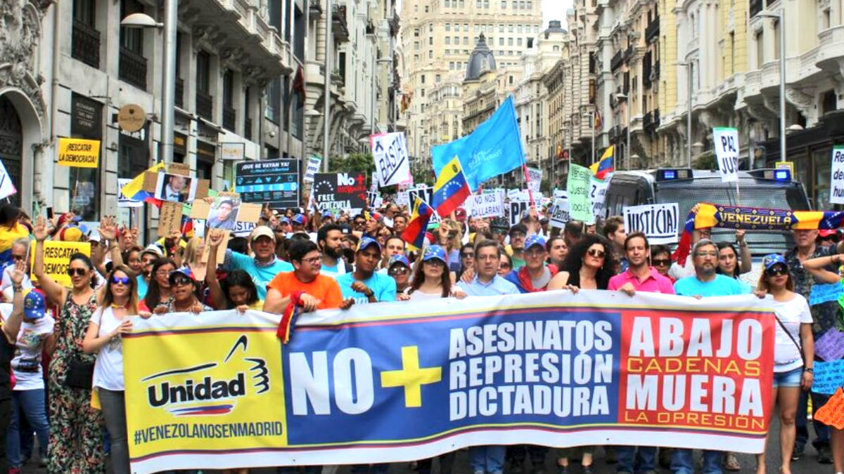 Venezolanos manifestándose en Madrid.