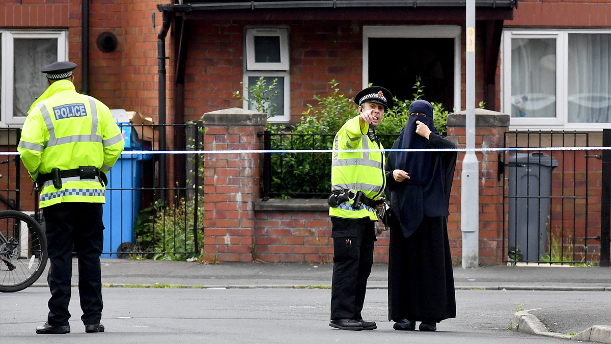 Agentes frente a la vivienda del terrorista de Manchester. (Foto: Getty)