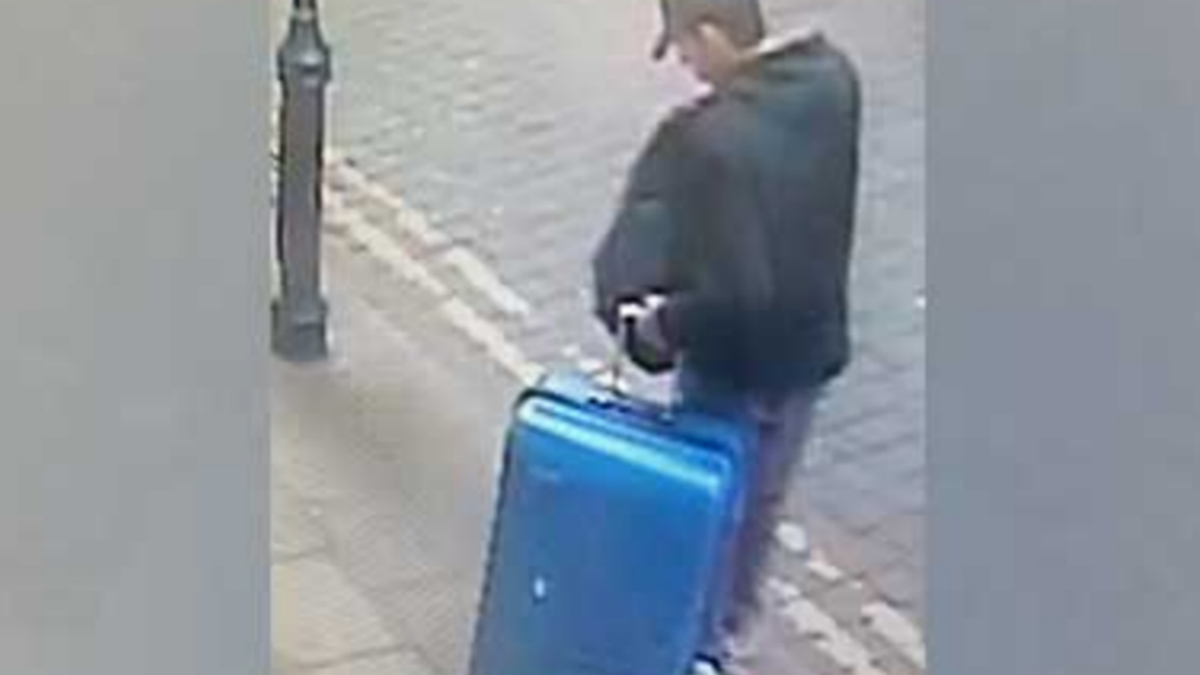 Imagen del yihadista Salman Abedi con una maleta azul